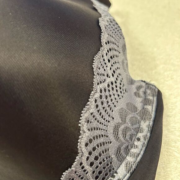Vanity Fair 40C black with silver trim lightly lined bra 2 hook close - Picture 2 of 5